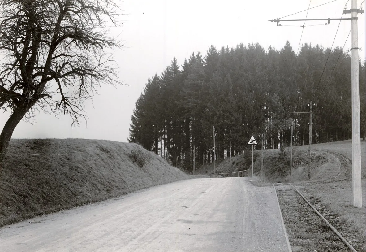 Zu sehen sind auf einem Foto von 1934 eine Strasse sowie ein Tramgleis. 